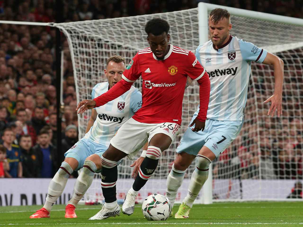 Hinh anh 1: Anh san van dong Old Trafford truoc tran dau Manchester United vs West Ham