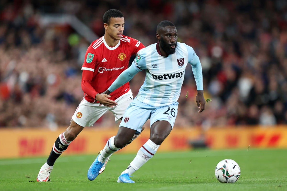 Hinh anh 2: Anh san van dong Old Trafford truoc tran dau Manchester United vs West Ham